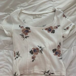 URBAN OUTFITTERS FLORAL THERMAL TEE🌸🤍